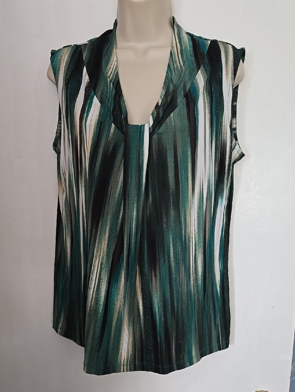 Dana Buchman Green Multi Striped V-Neck Sleeveless Top Size L NWOT